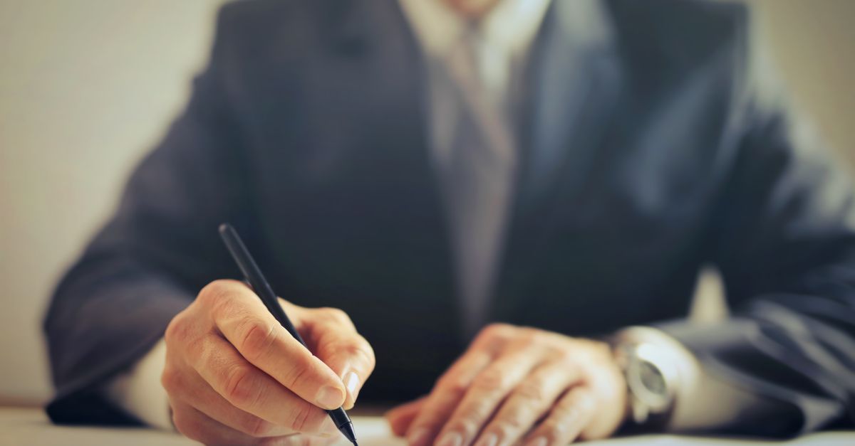 Persona firmando un contrato de trabajo