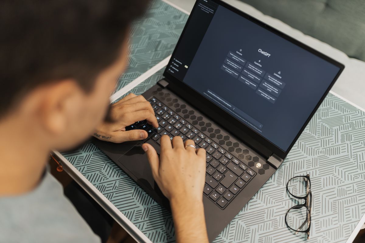 Persona usando inteligencia artificial en su laptop para buscar empleo