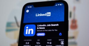 Persona usando la aplicación de LinkedIn en el celular