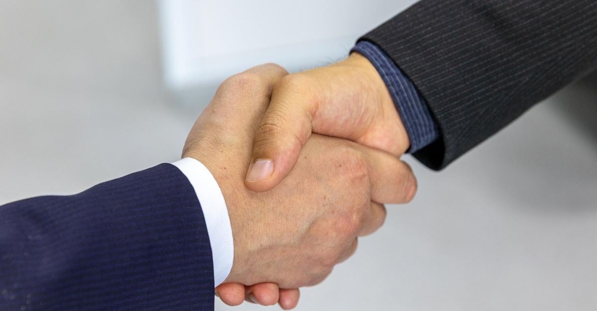 Apretón de manos tras una negociación laboral