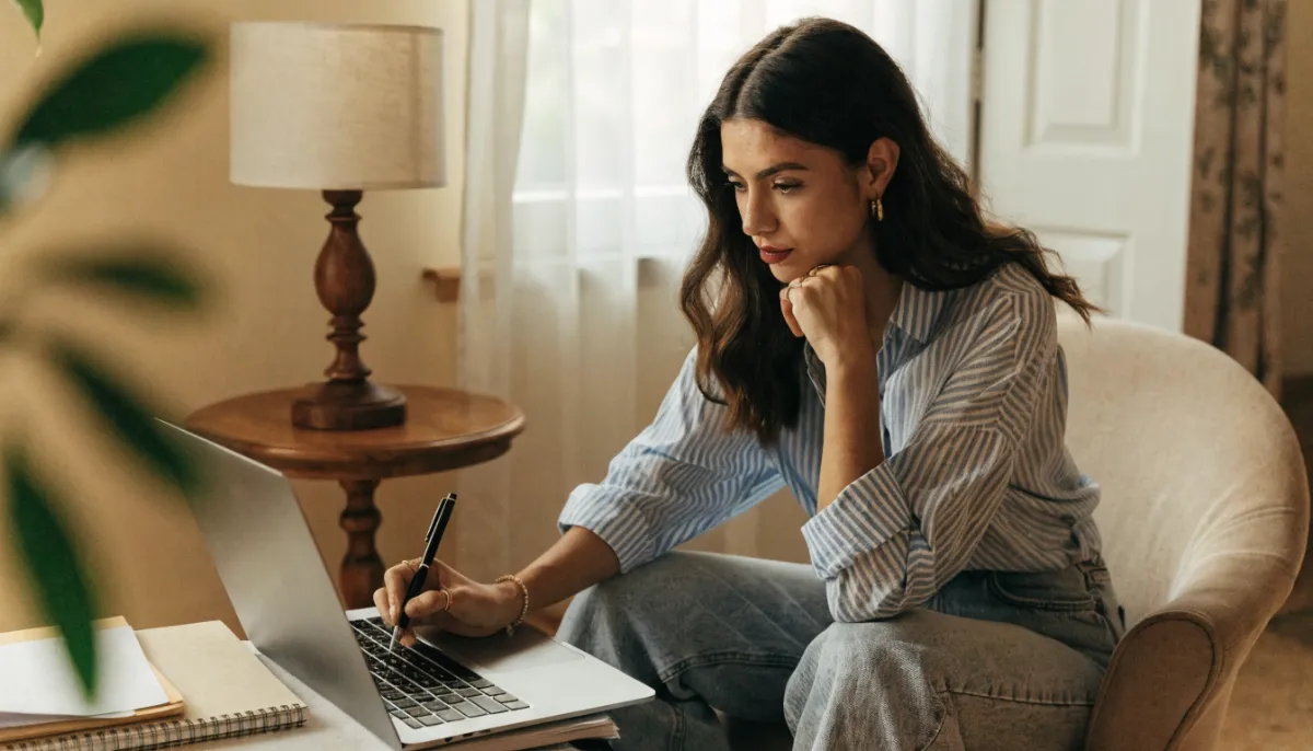 Joven llenando una postulación laboral en su laptop
