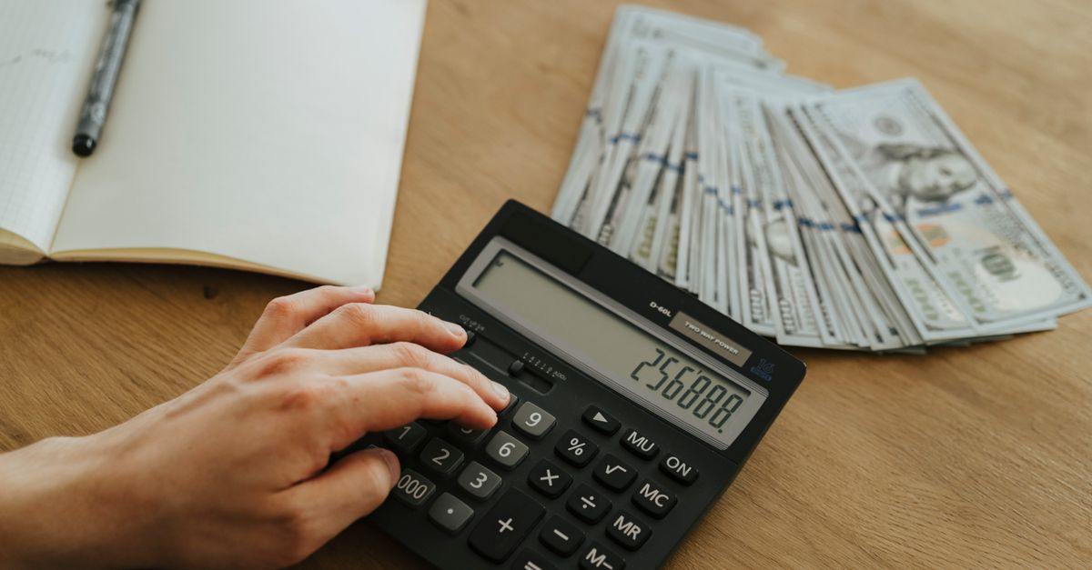 Persona usando una calculadora para calcular su sueldo neto