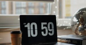 Laptop y café en un escritorio de oficina en casa