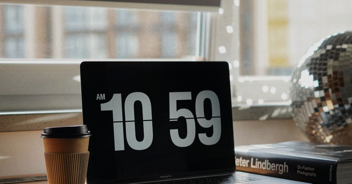 Laptop y café en un escritorio de oficina en casa