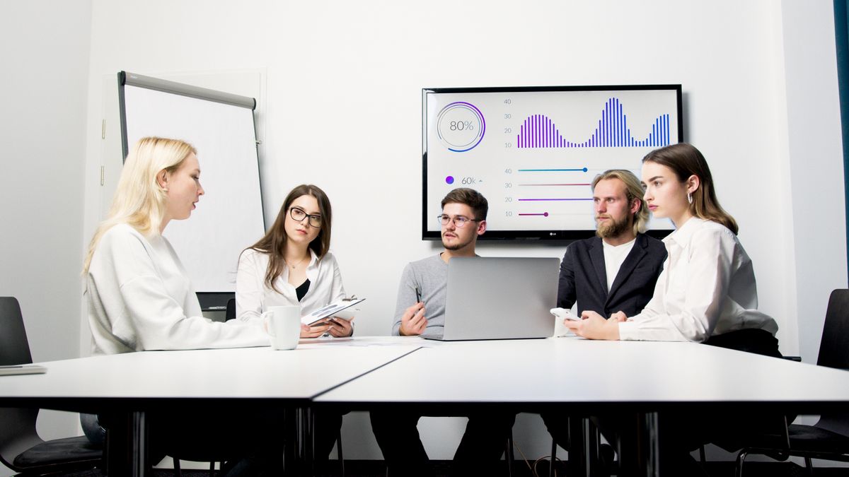 Reunión de profesionales discutiendo normas laborales